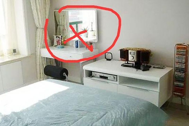 Tránh kê bàn trang điểm đối diện giường ngủ